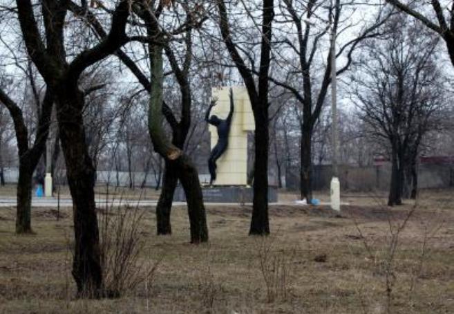 Памятник жертвам политических репрессий &mdash; памятник в Донецке. Находится на Рутченковском поле в Кировском районе Донецка, на месте массового захоронения жертв террора 1930 &minus;1940-х годов.