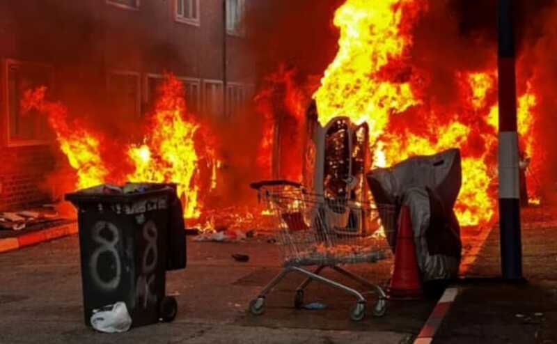 В Северной Ирландии вспыхнули массовые протесты после нападения мигранта на британца