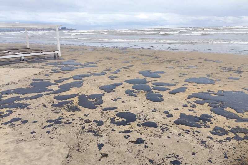 На пляже возле Анапы было зафиксировано загрязнение нефтепродуктами
