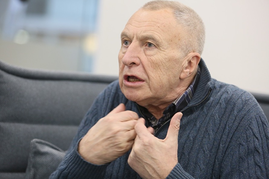 &laquo;Я говорю: &laquo;Как же так, советская власть давно кончилась, неплохо бы повесить фотографии и тех, кого расстреляли, кто сражался у Антонова, а потом сидел в лагерях&raquo;. А учительница отвечает: &laquo;Кто это помнит? Нас так учили&raquo;. Пора бы уже переучиться!&raquo;