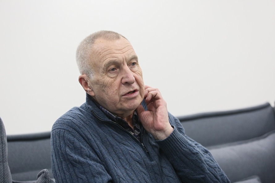 &laquo;Я не включаю телевизор 9 мая &ndash; слишком много псевдопатриотической трескотни. В советское время никогда не включал телевизор ни 1 мая, ни 7 ноября. Даже выпивать себе не позволял, хотя для меня это несвойственно &ndash; не выпивать&raquo;