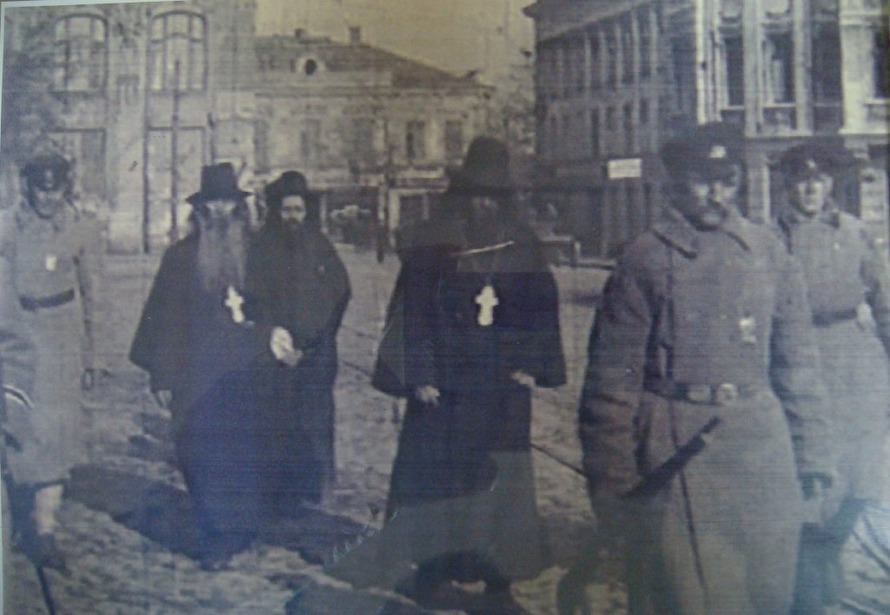 &laquo;Только за 1918 год уничтожены несколько десятков тысяч представителей духовенства. Прибивали гвоздями к церковным вратам, варили в кипятке, ослепляли, отрубали руки и ноги. Абсолютно правильно, что многих из них канонизировали как новомучеников&raquo;