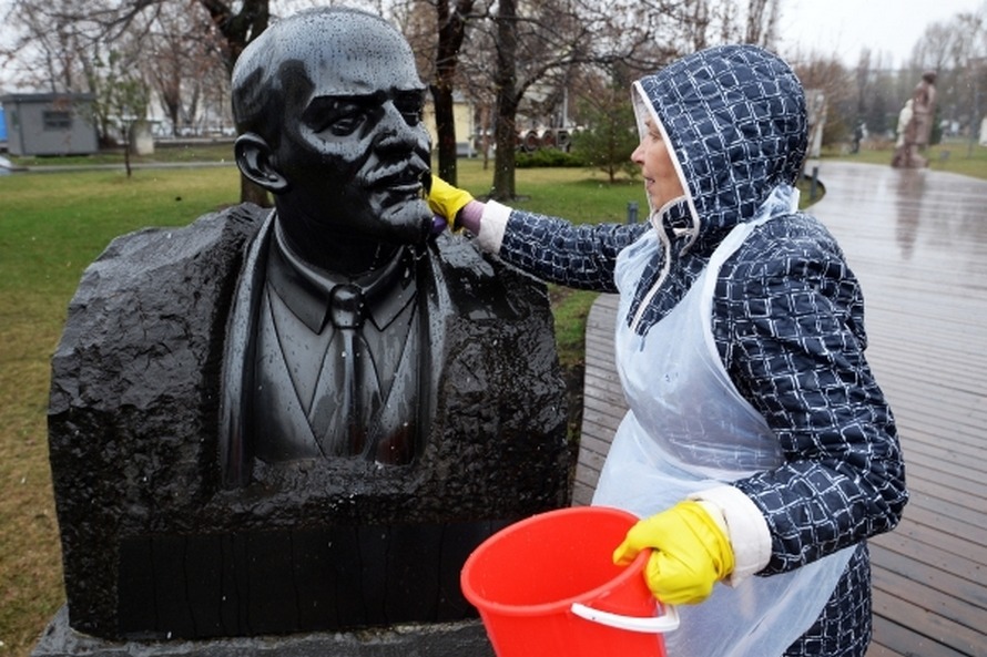 &laquo;Это памятники убийце, сгубившему больше русских людей, чем Гитлер, жизнь потратившему, чтобы вместо России создать мифическое государство. Пока он будет стоять и лежать &ndash; будем жить, поедая друг друга&raquo;
